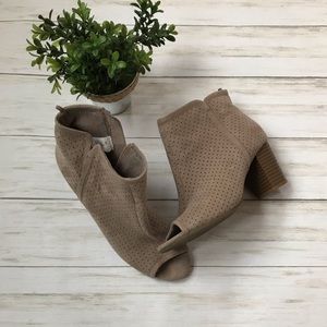 ✩ Old Navy ✩ tan covered heels